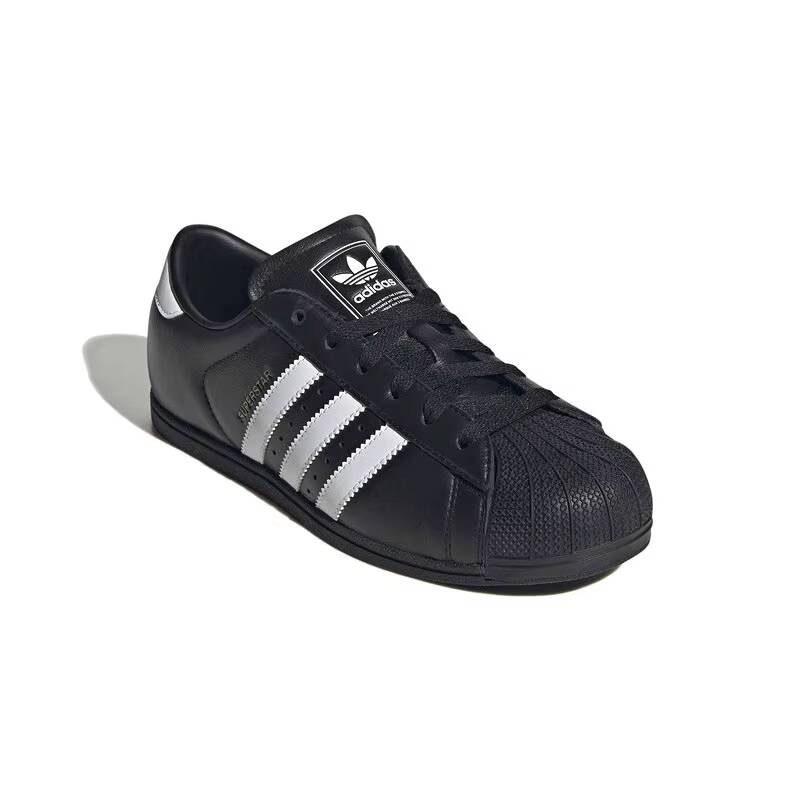 أحذية تزلة منخفضة الارتفاع من  - مراجعة Street Fashion Adidas وسعره